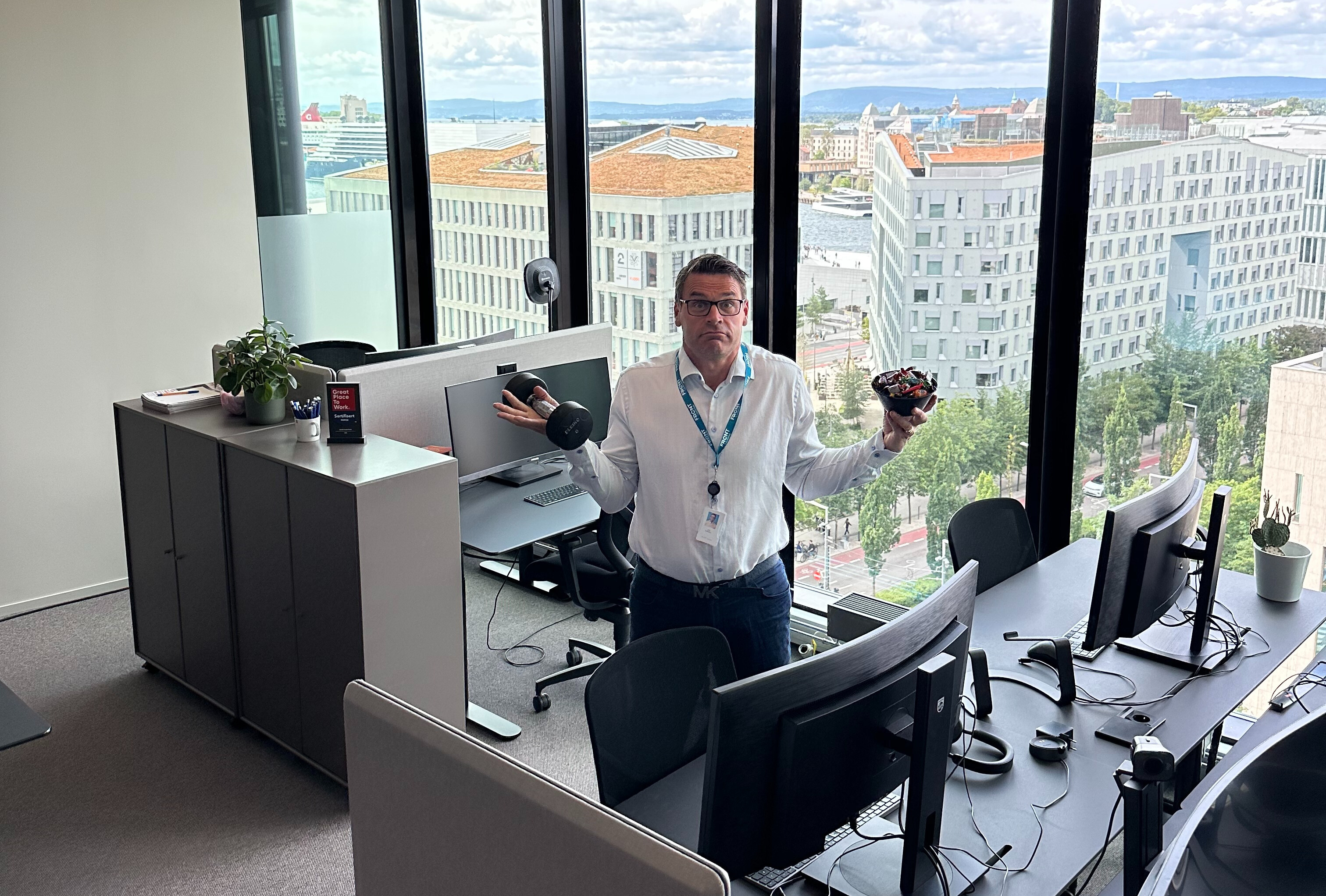 Mats Kristensen, CEO i FRONT Leadership står midt i et tomt kontorlandskap med twist og håndmanual