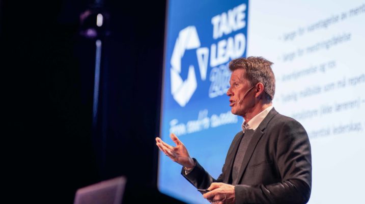 Hva er bærekraftig ledelse? Professor Rune Bjerke på scenen under Take Lead 2024